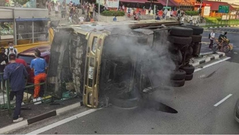 SCDF selamatkan pemandu lori terperangkap dalam nahas di Pioneer Road North