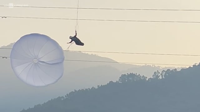 男子河内玩滑翔伞 被电线困悬挂高空逾1小时