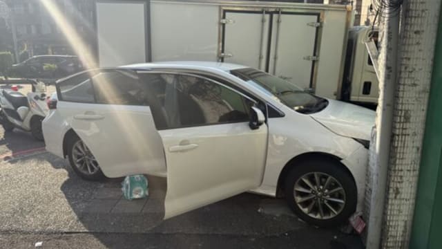 携12万元巨款交易察觉诈骗 台男与嫌犯搏斗后撞车