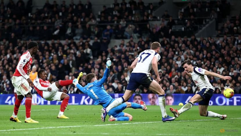 Arsenal restore five-point lead in title race, Liverpool leave it late