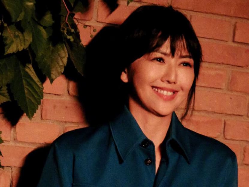 Stefanie Sun attends Bottega show in Beijing, draws attention from fellow guests asking for autographs