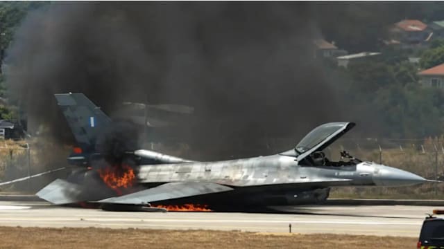 希腊空军F-16战斗机引擎起火  飞行员紧急迫降脱险