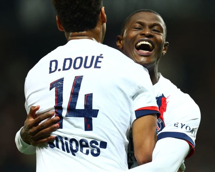 Mendes guides PSG to top of Ligue 1 with 4-0 win at Nice