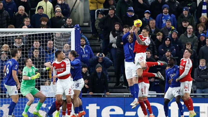 Arsenal take back Premier League top spot with 1-0 win over Everton
