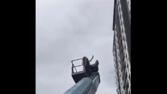 马国女子家门锁坏 直接叫吊车送她回家