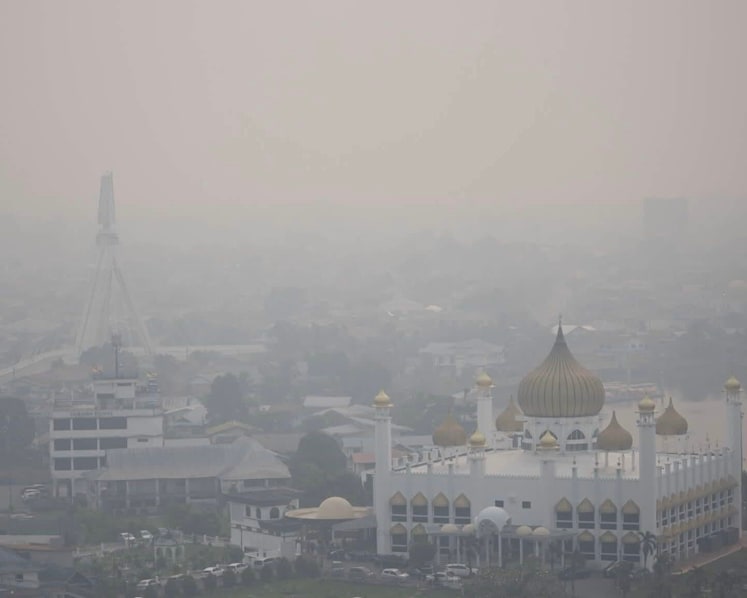 Four areas in Sarawak record 'hazardous' air quality; East Malaysian state prepares for possible haze emergency 