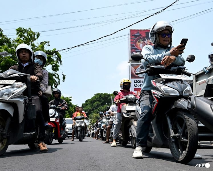 Fuel shortage triggers queues on resort island Bali Fuel shortage triggers queues on resort island Bali