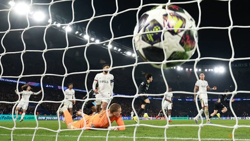 Kvaratskhelia late show as PSG crush Chelsea 5-2