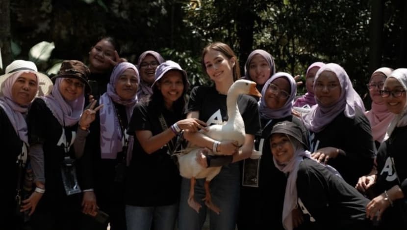Anna Jobling bercuti dengan peminat selepas menang rangkul trofi Aktres TV Popular Anna Jobling bercuti dengan peminat selepas menang rangkul trofi Aktres TV Popular