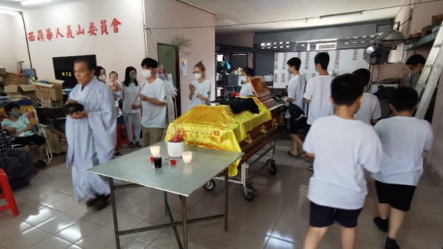 马国炸弹案受害者举殡 患病父亲仍不知情