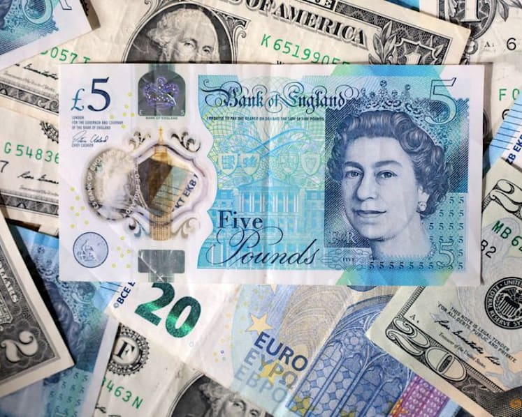 Dollar gains on report Waller favored for Fed head
