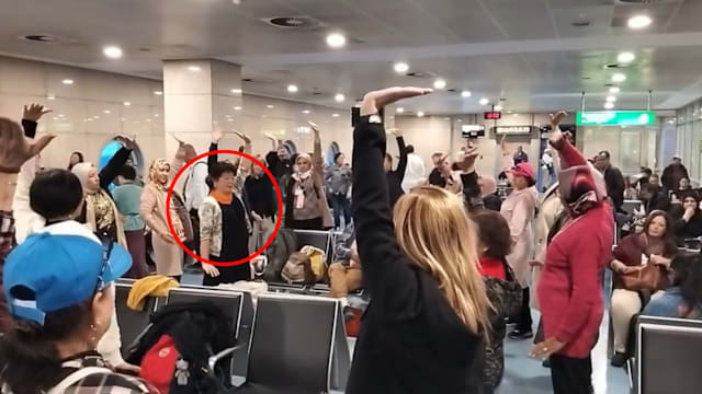 埃及遇航班延误 中国大妈教外国人练八段锦