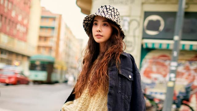 欧洲街头帮旅客拍照　天后蔡依林竟没被人认出！