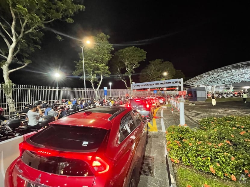 Hundreds of travellers cross checkpoints as Singapore-Malaysia land border fully reopens Hundreds of travellers cross checkpoints as Singapore-Malaysia land border fully reopens