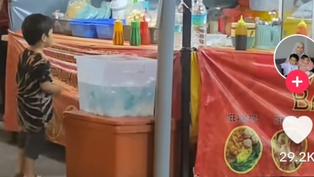 让四岁儿自行买水 马国母亲训练孩子独立获网赞