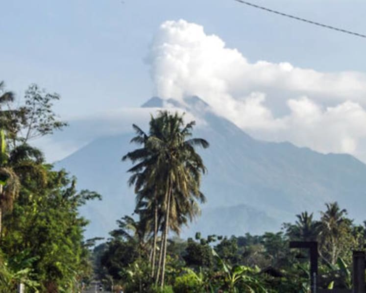 Indonesia's Merapi volcano spews hot clouds, 500 evacuate