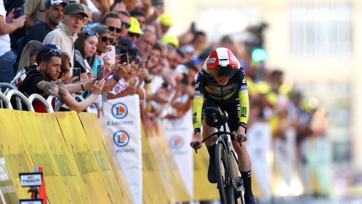 Leggy Vingegaard loses ground on Pogacar in Tour time trial