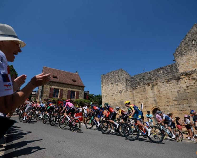 Heatwave forces Tour de France organisers to shorten stage nine