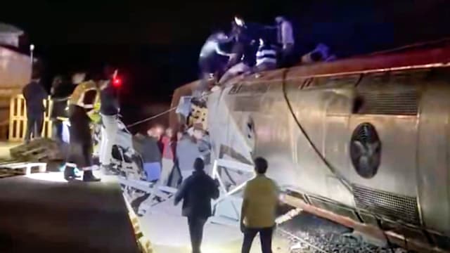 西班牙两列高速列车出轨 造成21死多人受伤