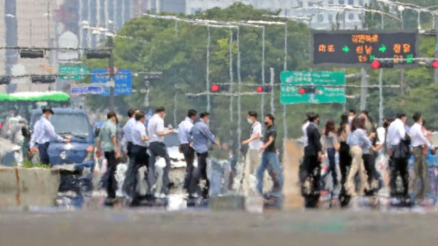 韩国多地发布高温预警 首尔最高温料达35度