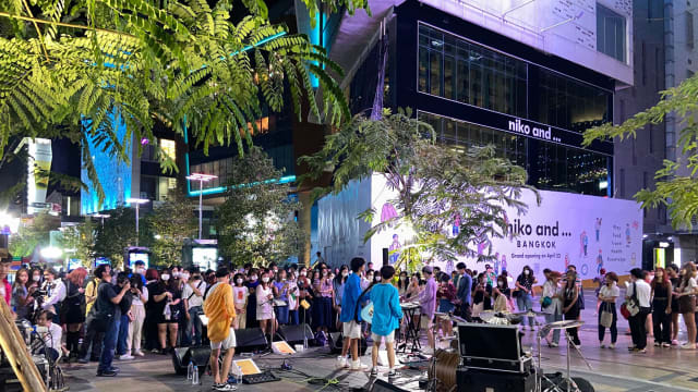 学生乐队才艺表演 成暹罗广场新亮点