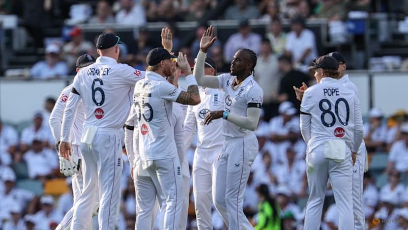 Australia take lead over fumbling England in second Ashes test