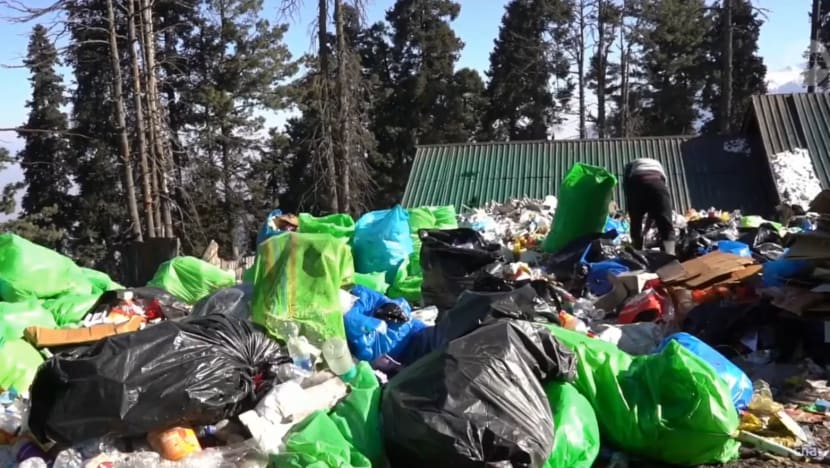 Kashmir winter spots struggle with environmental crisis amid rising tourism numbers Kashmir winter spots struggle with environmental crisis amid rising tourism numbers