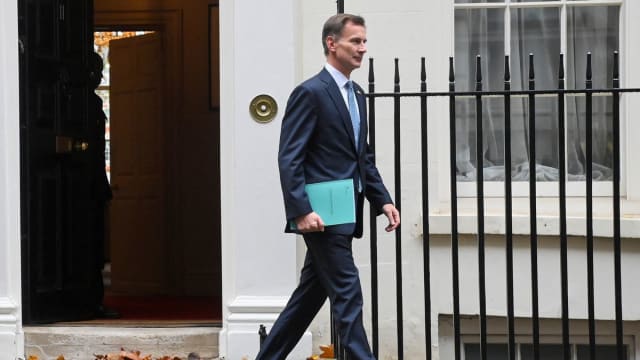英国新财政预算案 大幅加税和紧缩公共开支