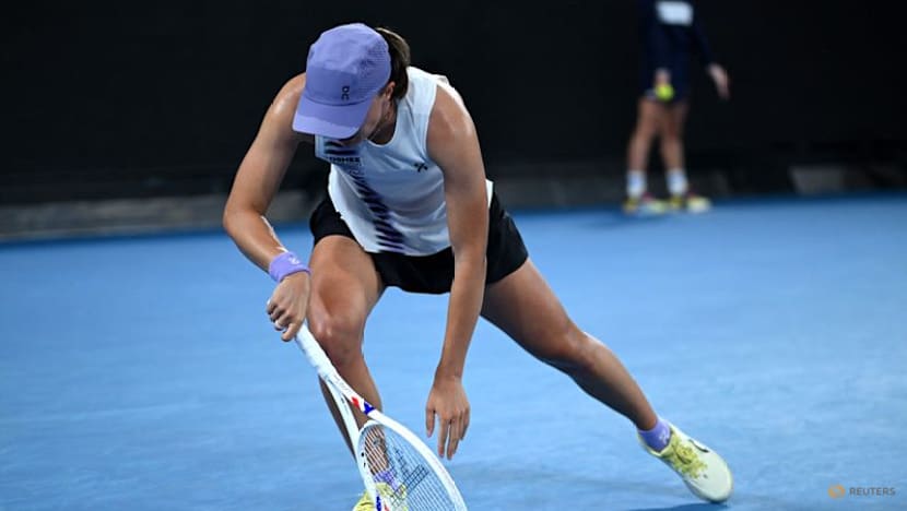 Second seed Swiatek survives blip to beat Kalinskaya at Australian Open