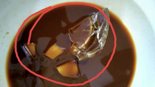 马国冰咖啡参杂玻璃碎片 还刺穿饮料袋