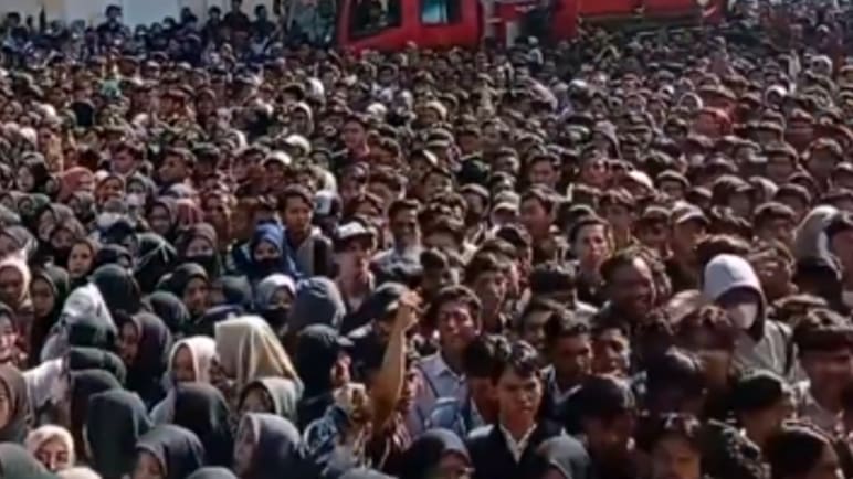 2,000 jobs at a fair, 25,000 jobseekers: Indonesia's unemployment problem | Video