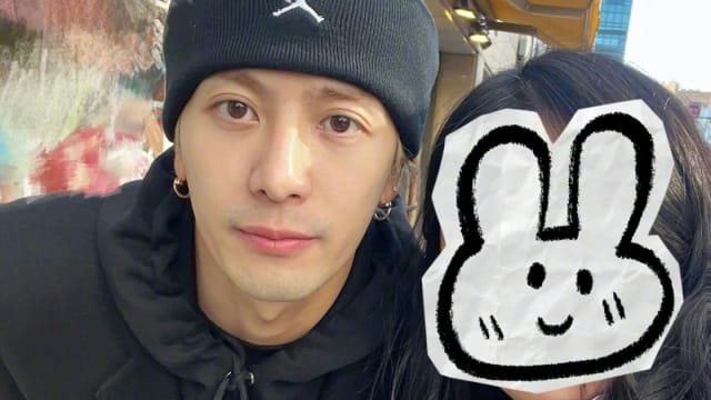 王嘉尔现身韩国全程零遮掩，素颜与网友合照毫无架子