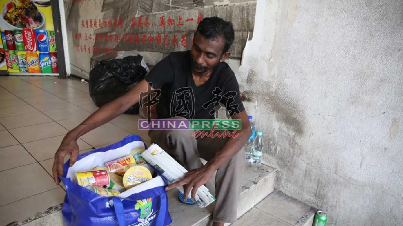 马国流浪汉被赠鸡骨头 却心怀感激未曾责怪对方