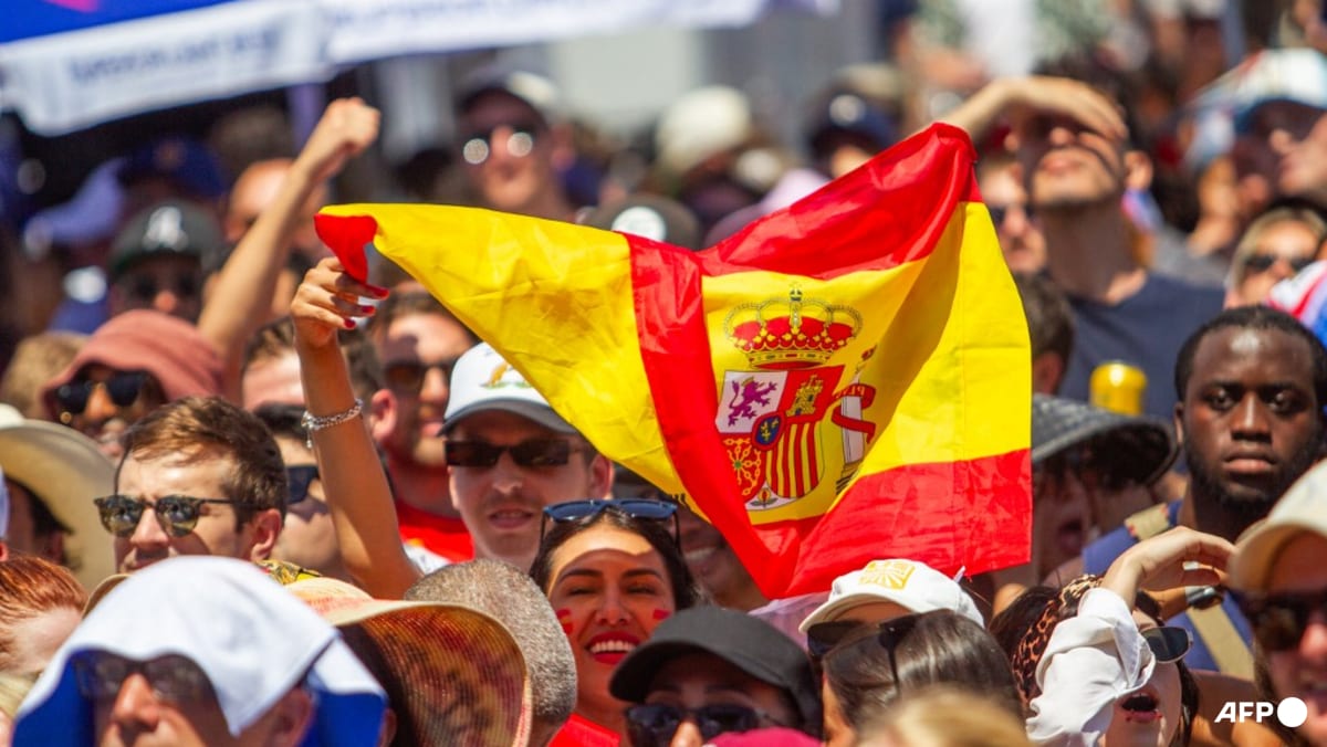 Spain fans react during a watch party at Venice Beach for the World Cup final on Jul 19, 2026 in the Venice neighbourhood of Los Angeles, California (Ảnh: Getty Images via AFP/Apu Gomes)