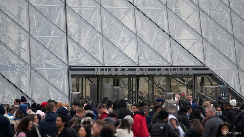 Louvre disrupted as staff vote to extend strike for second day