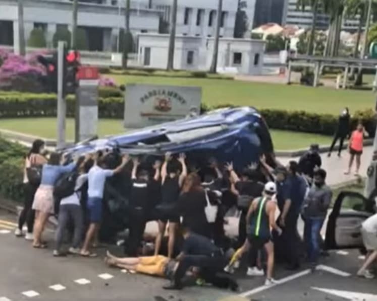 5 injured in 2-car crash outside Parliament House; about a dozen people lift vehicle to help victims