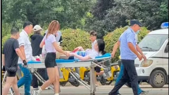 中国综艺节目惊传意外！参赛者摔落骨折急送医