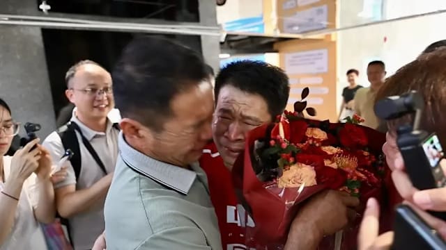 13岁走失流落深圳35年 “倒着写名字”助河南聋哑男找到家人
