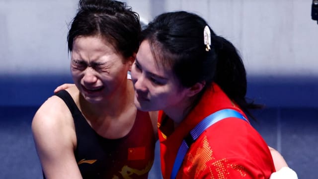 顶住第三跳失误的压力 全红婵摘金后哭了