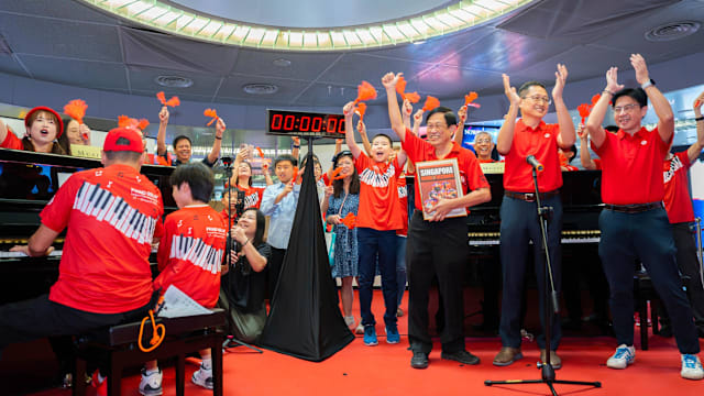 SMRT在滨海湾地铁站举办24小时钢琴接力 创下新加坡纪录大全