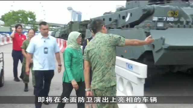哈莉玛总统与国庆庆典参与者互动 了解彩排情况