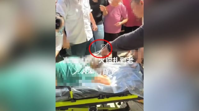 老妇被高空坠落火钳扎伤去世 官方：作业人员无意掉落