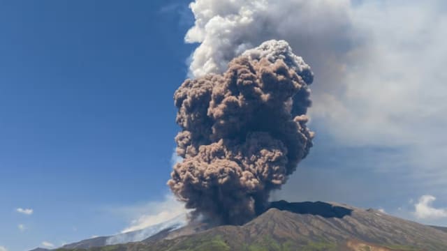 埃特纳火山持续喷发 西西里卡塔尼亚机场暂停航班降落
