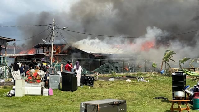 马国沙巴甘榜突发大火 至少40间木屋被烧毁