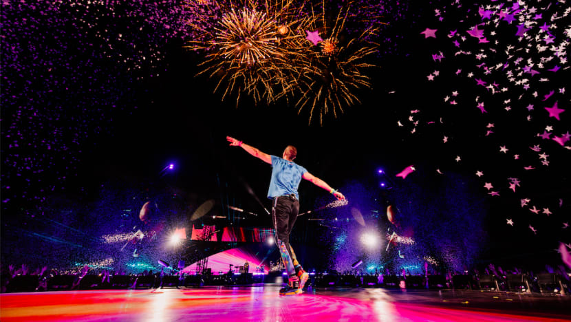 Penerjemah bahasa isyarat bantu penyandang tunarungu menikmati konser Coldplay 