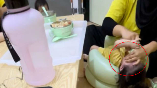 马国托儿所保姆 疑捏女婴鼻子强行喂食