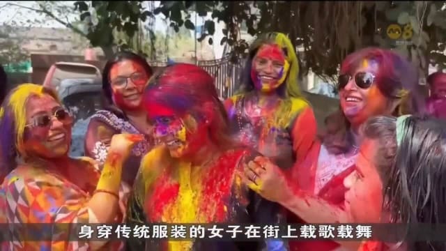 印度欢庆洒红节 吸引大批旅客到当地欢乐
