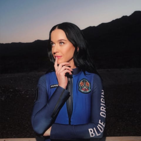 突破地球界限!Katy Perry将在太空中献唱,成为首位登上火箭的流行天后!