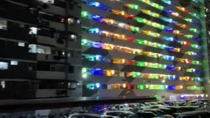 Hiasan lampu lap-lip flat Kampung Melayu 15 tingkat di Pulau Pinang ini curi perhatian ramai