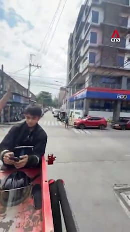 Fire truck struggles to squeeze through narrow street in Philippines
